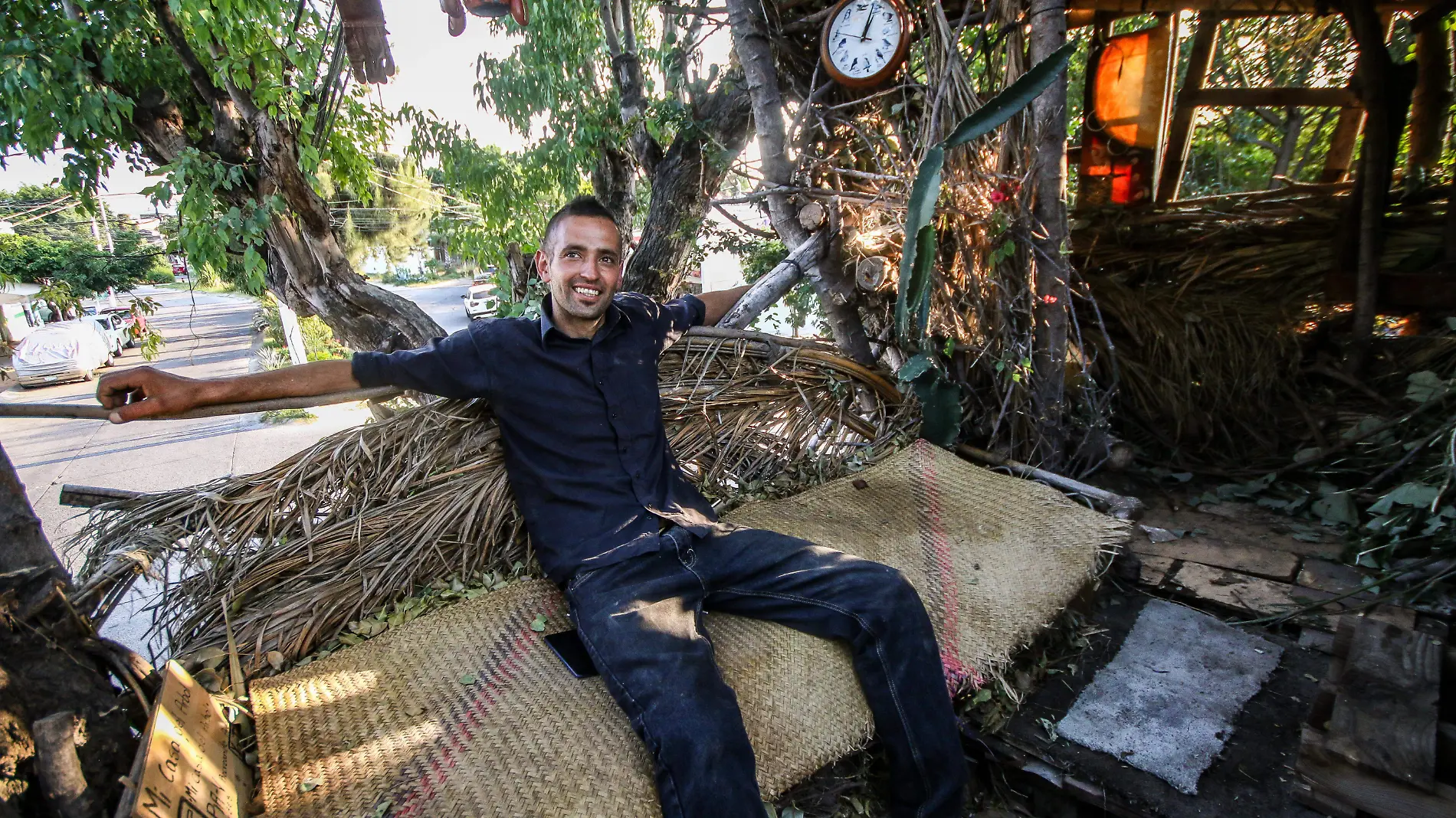 Jorge en su casa del árbol